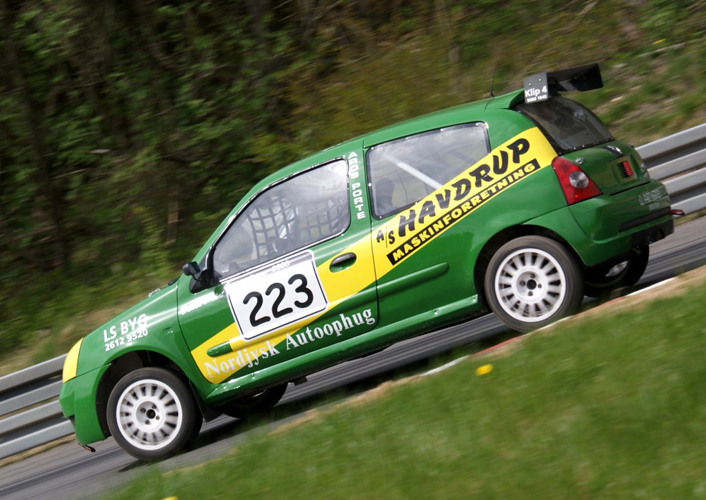 Rune Staudt manøvrerer sin nye Renault Clio; klar til at kæmpe med om DM-titlen i Super 2000.
(Foto: Kim Lauritsen, DCR)